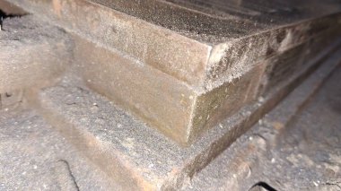 Ormandaki eski ahşap masa