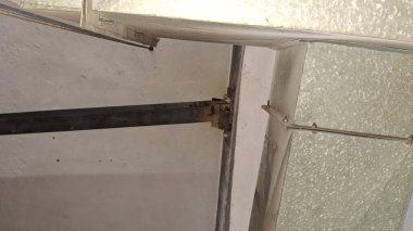 Paslı, metal kapı kolu var.