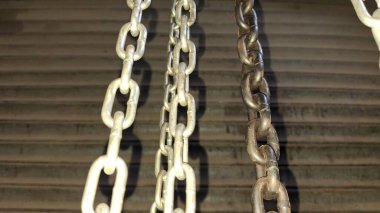 Yerde metal zincirler var.