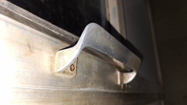 Metal kapı kolunu kapat.