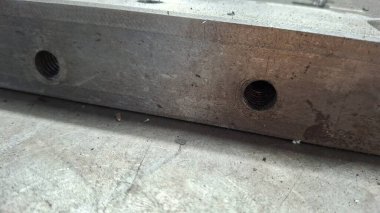 Siyah arka planı olan ahşap bir kapıyı kapat.