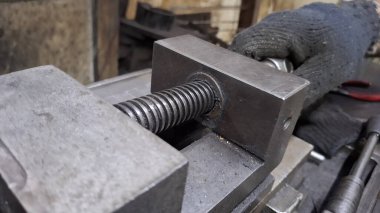 Atölyede çelik çubuklu metal çubuğun yakın görüntüsü