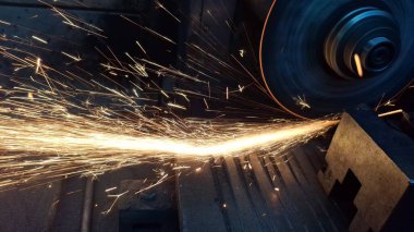 Metal kıvılcımlarla çeliği keser.