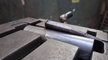 Metal bir arka planda metal sapı