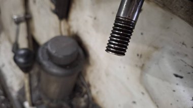 Bir araba motorunun yakın çekim görüntüsü.