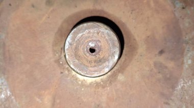 Kapısında delik olan paslı metal kapı kolu.