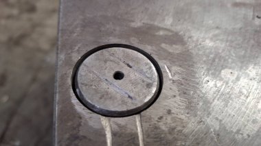 Metal bir plakaya yakın.