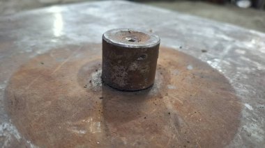 Beyaz arka planda eski metal varil