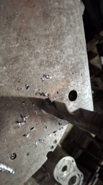 Fabrikadaki bir araba motorunu kapat..