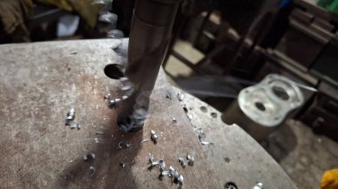 Metal bir boruyla metal bir boruyu kapat.