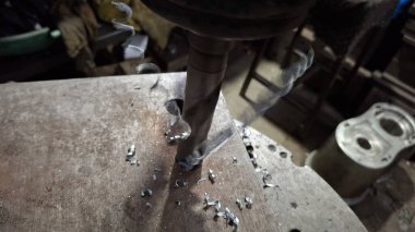 Atölyedeki metal kaynak makinesi.