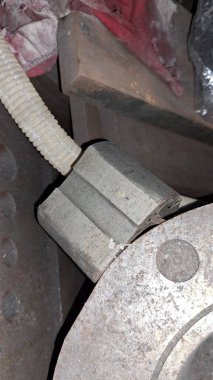 Metal bir boruyla boruyu kapat.