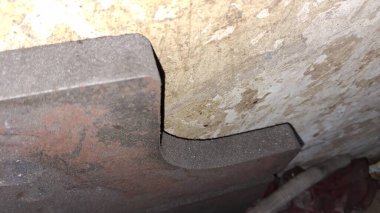 Pencereli paslı metal bir kapı.