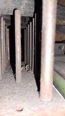 Eski paslı demir boru