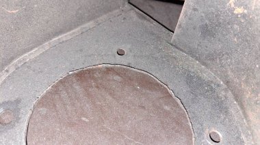 Metal bir boruya yakın.