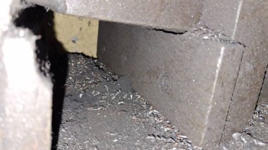 Tahta bir kapıyı kapat.