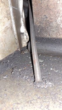 Metal bir boruya yakın.