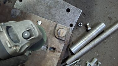 Atölyedeki metal boruyu kapat. endüstriyel metal boru.