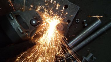 Kaynak metali, karanlıkta kıvılcımlar,