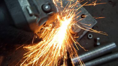 Metal bir boruya yakın.