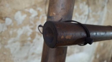 Eski ahşap kapılı ve ipli