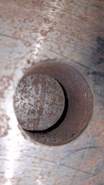 Eski paslı metal boru