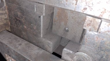 Garajdaki çelik çubuk.