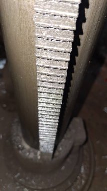 Fabrikanın arka planında metal boru var.