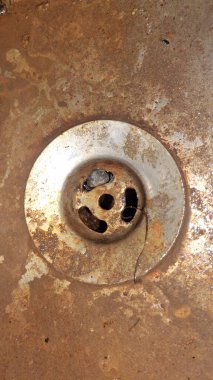 Paslı metal bir plaka, eski paslı, paslı, su damlaları olan bir plaka.