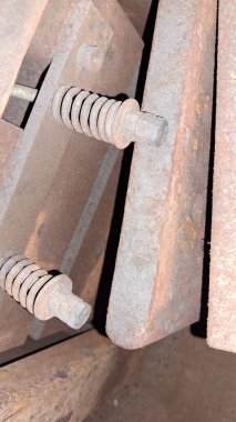 Siyah arka planda metal boru