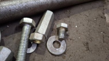Metal bir borunun yakın plan çekimi.