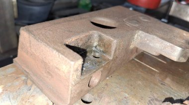 Eski paslı demir zeminde