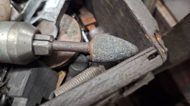 Büyük vidalı eski bir araba motoru.