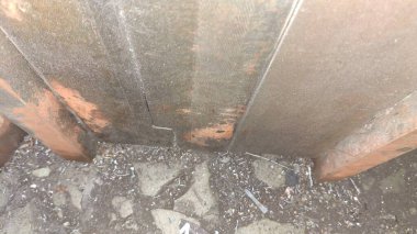 Eski paslı metal boru