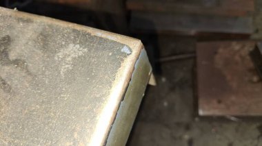 Metal saplı paslı metal bir kapı.