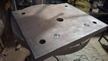 Bir sürü aletli metal boru.