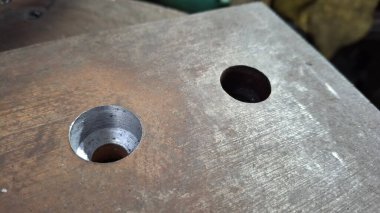 Metal bir kapıyı kapat.