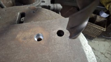 Metal saplı metal plaka