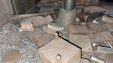 Metal parçalarından oluşan bir yığını kapat