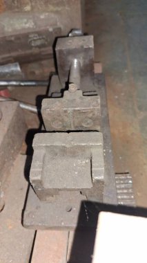 Fabrikadaki eski demir boru.