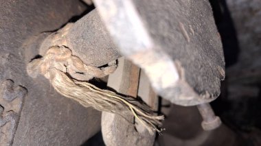 Eski paslı, saplı metal bir boru.