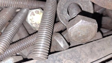 Bir atölyede metal zincir