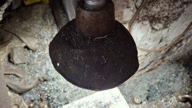 Eski paslı, saplı metal bir boru.