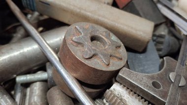 Metal anahtar ve ceviz.