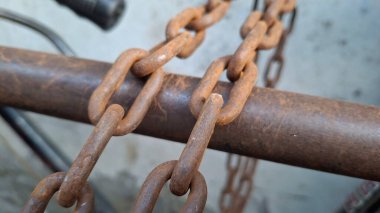 Eski arabanın garajında paslı zincirler.