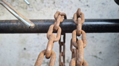 Eski paslı metal zincir