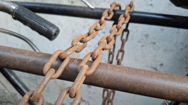 Garajdaki eski paslı zincir.