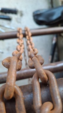 Sokaktaki eski metal zincir.