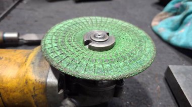 Makine metali kesiyor.