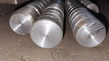 Bir sürü metal boru var.